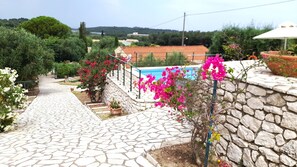 Property grounds - Holiday Home "Nora" with 2 Apartments and Shared Pool - Sea Breeze 1 (Agios Spiridon)