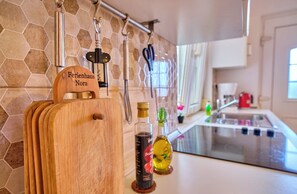 Kühlschrank, Herdplatte, Wasserkocher mit Kaffee-/Teezubehör