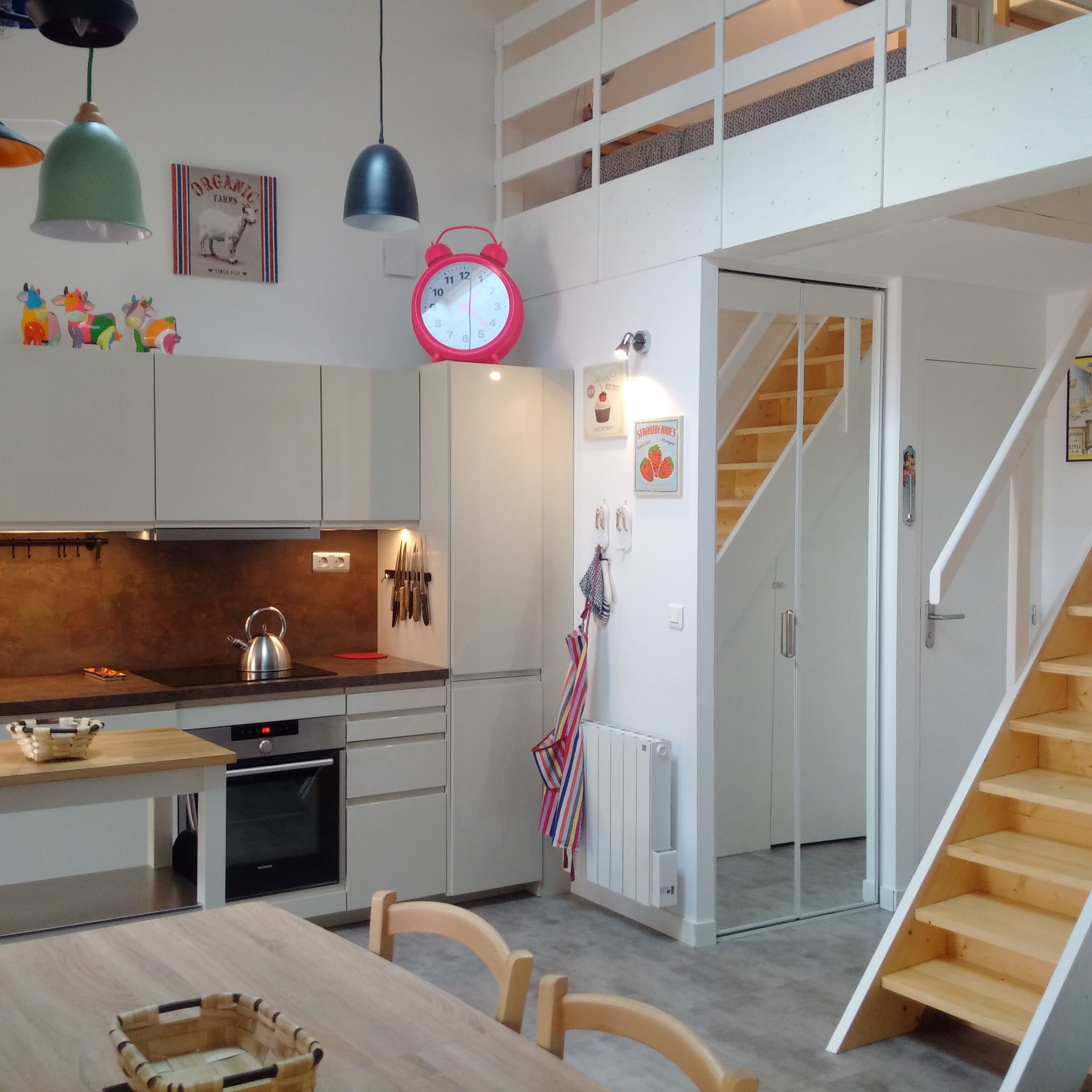 Frigorífico, microondas, horno y placa de cocina