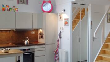 Frigorífico, microondas, horno y placa de cocina