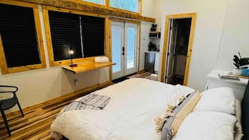 1 bedroom, desk, iron/ironing board, WiFi