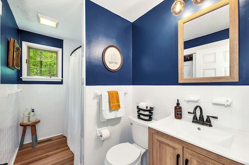 Cozy, Pet-Friendly Escape Near Lake & Mountains