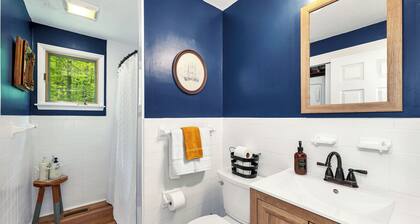 Cozy, Pet-Friendly Escape Near Lake & Mountains