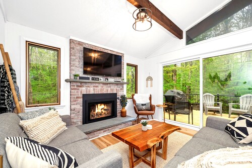 Cozy, Pet-Friendly Escape Near Lake & Mountains