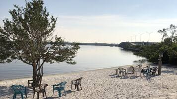 Playa en los alrededores, camastros y toallas de playa