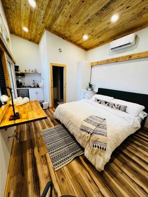 1 bedroom, desk, iron/ironing board, WiFi