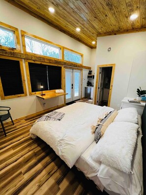 1 bedroom, desk, iron/ironing board, WiFi