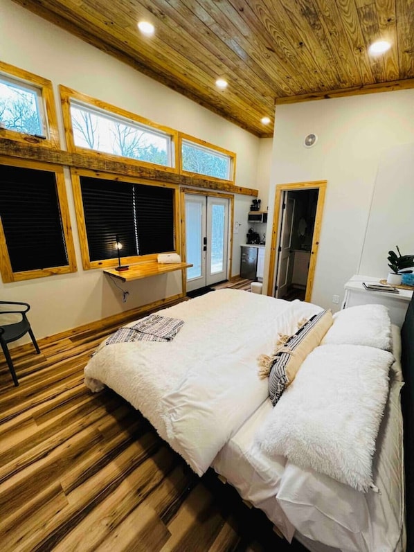 1 bedroom, desk, iron/ironing board, WiFi