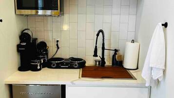 Réfrigérateur, four à micro-ondes, cafetière-théière