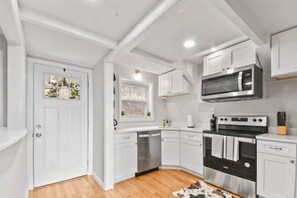 Refrigerador, microondas, parrilla de estufa y lavavajillas