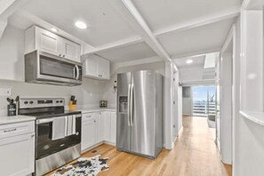 Fridge, microwave, stovetop, dishwasher - The Overlook (Winchester)