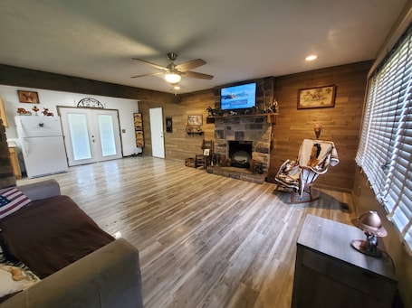 Smart TV, fireplace, computer monitors. Rustic 3 Bedroom House- Classic West Virginia Mountain View