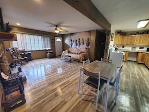Smart TV, fireplace, computer monitors - Rustic 3 Bedroom House- Classic West Virginia Mountain View (Clendenin)
