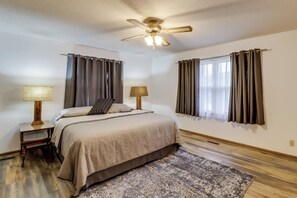 3 bedrooms, desk, iron/ironing board, WiFi - Henderson Home w/ Patio: 1 Mi to Norfork Lake (Henderson)