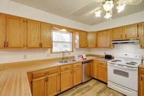 Fridge, microwave, stovetop, dishwasher - Henderson Home w/ Patio: 1 Mi to Norfork Lake (Henderson)