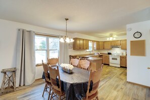 Fridge, microwave, stovetop, dishwasher - Henderson Home w/ Patio: 1 Mi to Norfork Lake (Henderson)