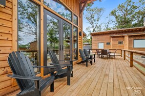Outdoor dining - Twin Retreat Cabin #2, Hot Tub, Near Battlefield Golf Course & Shangri La Resort (Afton)