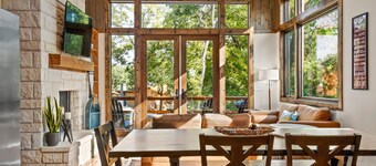 Twin Retreat Cabin #2, Hot Tub, Near Battlefield Golf Course & Shangri La Resort