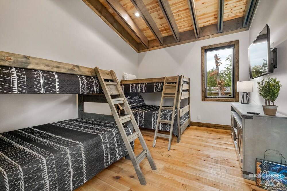 Twin Retreat Cabin 2, Hot Tub, Near Battlefield Golf Course & Shangri