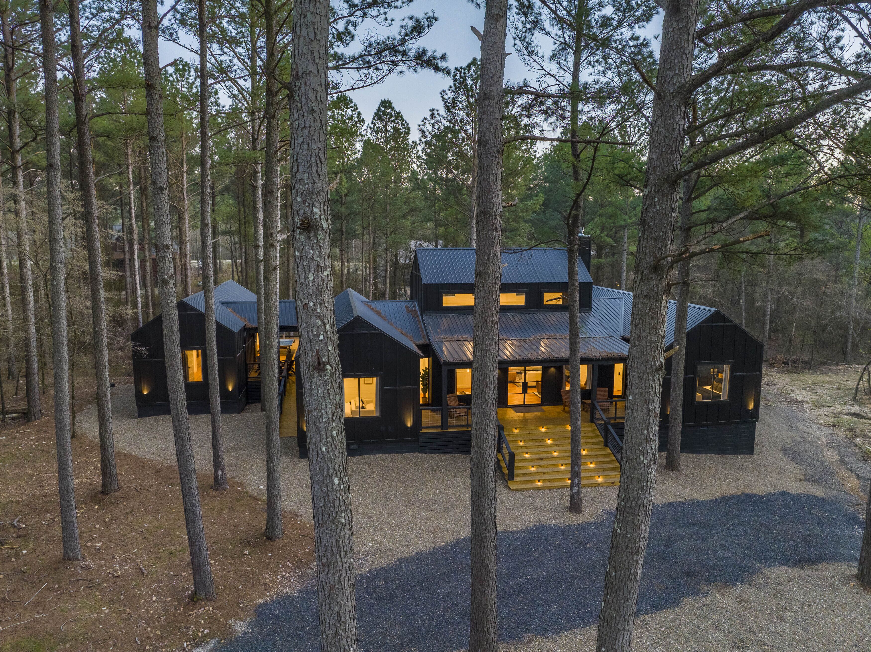 Modern cabin-2 minute walk to Restaurants & Entertainment!