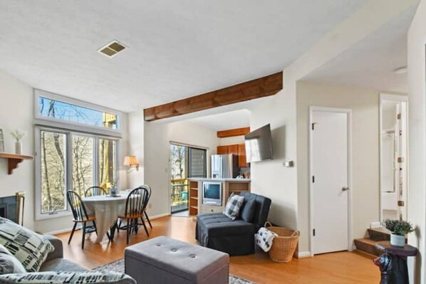 Smart TV, fireplace