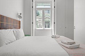 1 quarto, ferros/tábuas de passar roupa, berço de viagem