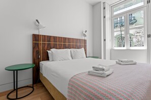 1 habitación, tabla de planchar con plancha y cuna de viaje 