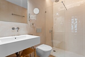 Een douche, een haardroger, handdoeken, zeep