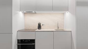 Geladeira, micro-ondas, fogão, cooktop