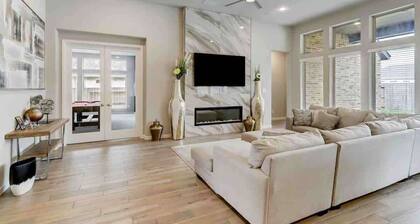 Houston Luxury Vibes w/ Private Pool & Spa!