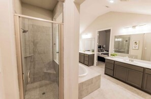 Dusche, Haartrockner, Handtücher, Toilettenpapier