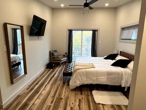 2 slaapkamers, een bureau, een strijkplank/strijkijzer, wifi