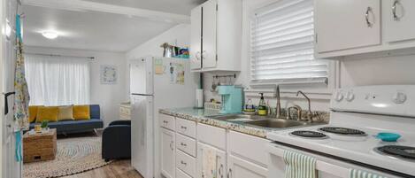 Frigorífico, microondas, horno y placa de cocina