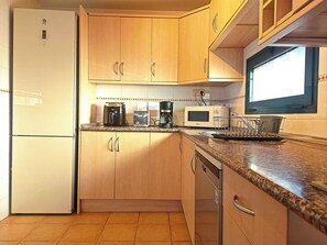 Réfrigérateur, micro-ondes, plaque de cuisson, cafetière/bouilloire