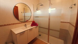 Shower, hair dryer, bidet, towels