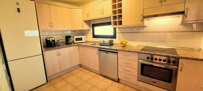 Jääkaappi, mikroaaltouuni, liesi, kahvin-/teenkeitin