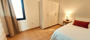 2 chambres, fer et planche à repasser, Wi-Fi gratuit, draps fournis
