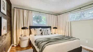 4 bedrooms, desk, iron/ironing board, WiFi