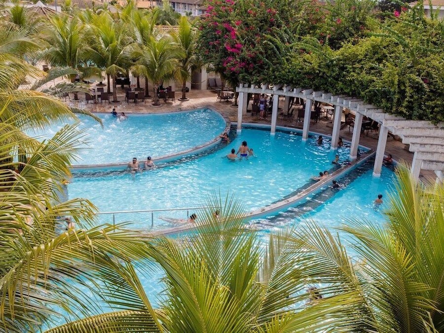 12 piscines extérieures, parasols de plage, chaises longues