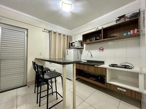 Apartment | Private kitchen | Microwave - Resort Lacqua Diroma (Caldas Novas)