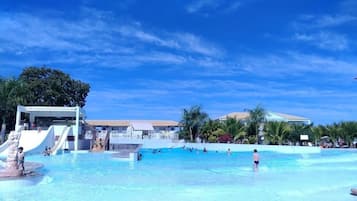 12 albercas al aire libre, sombrillas en la alberca y camastros