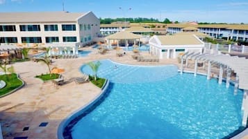 12 albercas al aire libre, sombrillas en la alberca y camastros