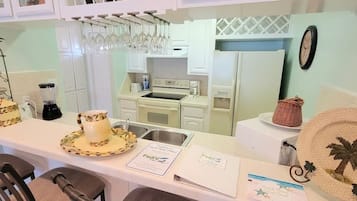 Apartment, 2 Bedrooms | Private kitchen | Fridge, oven, coffee/tea maker, toaster