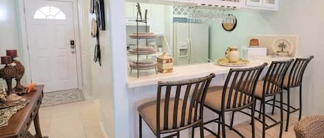 Apartment, 2 Bedrooms | Dining