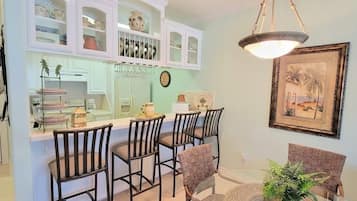 Apartment, 2 Bedrooms | Dining