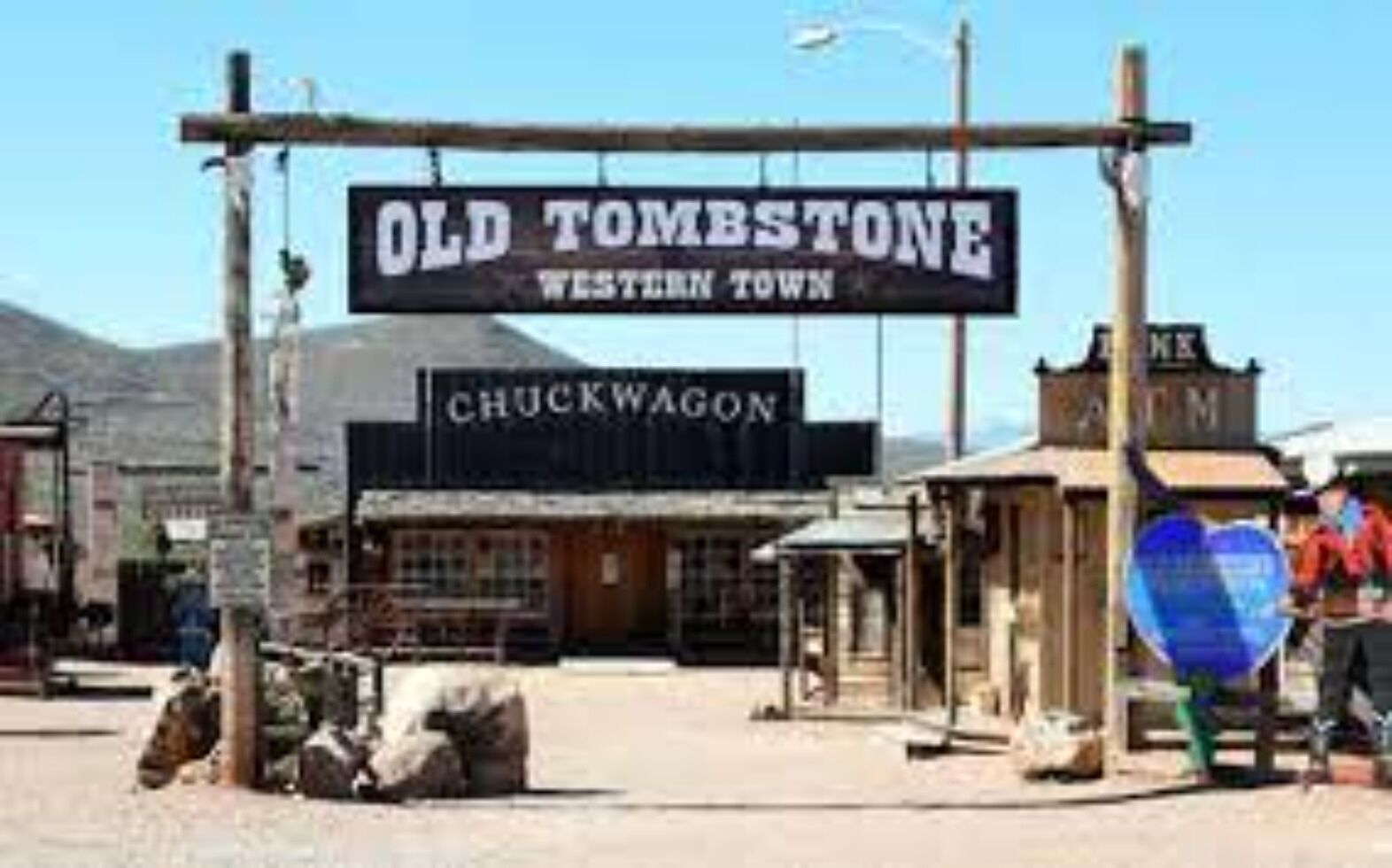 Skilt i western-stil for Old Tombstone Western Town, med et Chuckwagon skilt nedenunder.