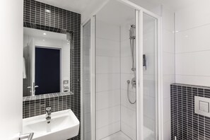 Shower, hair dryer, towels - LyvInn Hotel Frankfurt   (Frankfurt)