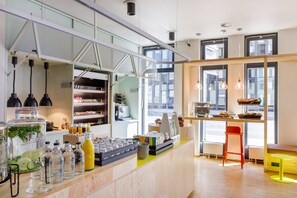 每日供应欧陆式早餐（每人 EUR 17）