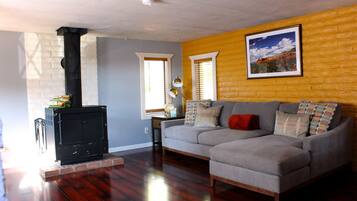 Een smart-tv, een open haard, een dvd-speler en boeken