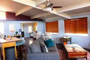 Smart TV, chimenea, reproductor de DVD y estéreo